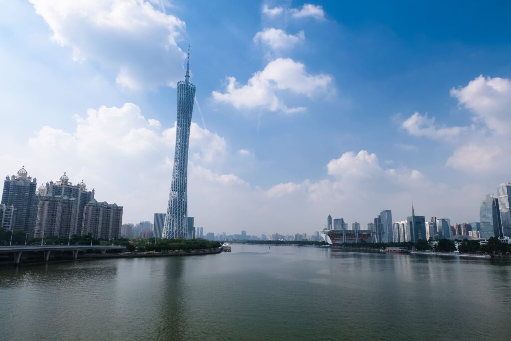 川沿いにそびえ立つ広州タワーと、近代的な高層ビルが立ち並ぶ中国・広州の都市風景